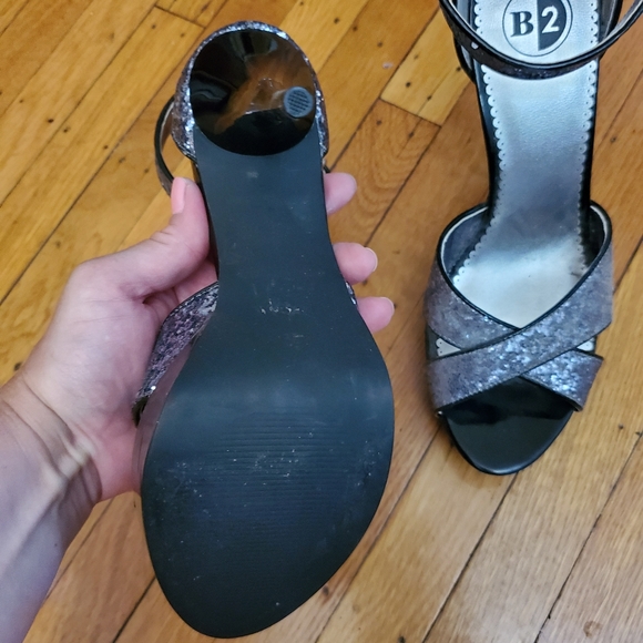 NEW! B2 Browns platform heels - Picture 5 of 6